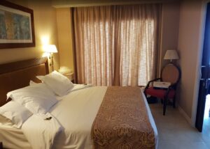 Habitación del Gran hotel Guadalpín Banús