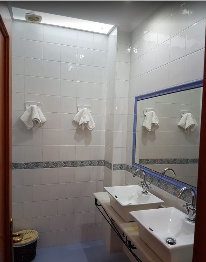 Baño de la habitación del Hotel California