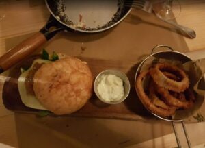 Hamburguesa Hope con aros de cebolla
